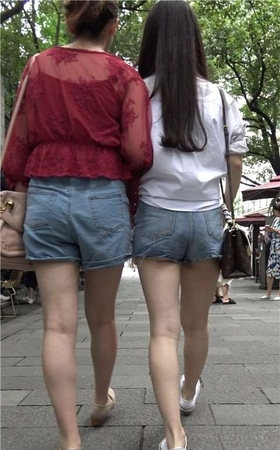 4K 街拍热裤月牙臀美腿年轻姑娘  [1.27 GB]
