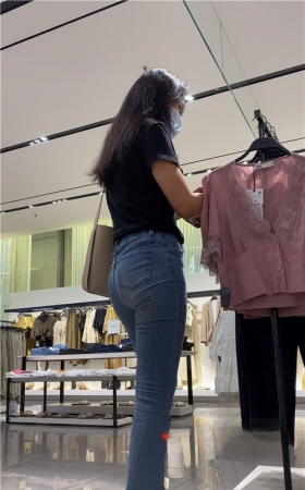 商场里的气质紧牛美女