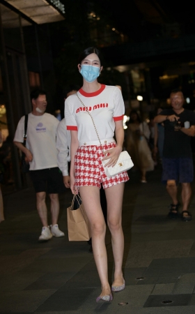 苗条长腿热裤平底鞋美眉 [21P]