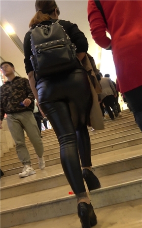 背着双肩包的皮裤小姐姐
