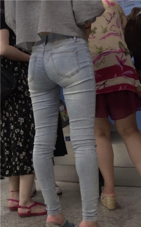车站偶遇牛仔裤妹子