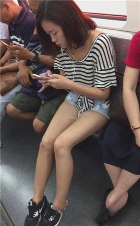 地铁车厢遇见美腿运动鞋清纯甜美的小美女。