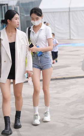 热裤美腿女孩