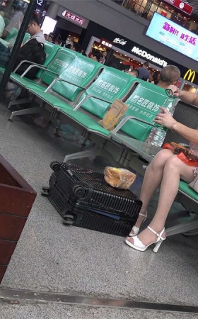漂亮的高跟鞋美足