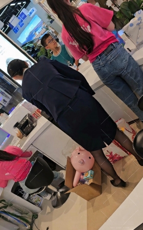 工作中的黑丝OL前台 [7P]