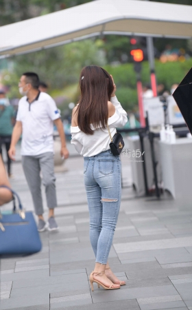 街拍破洞牛仔裤小姐姐 [23P]