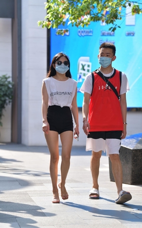 黑色热裤妹子