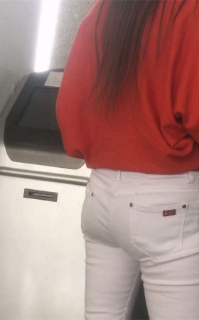 丰满紧身肥臀白裤妹子