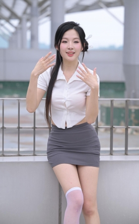 美女 袜子不见了
