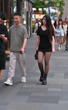 超短裙斑点嘿丝美眉 [17P]