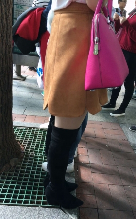 等公交车的高筒靴好身材妹子