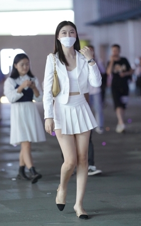 肤白貌美百褶裙美女