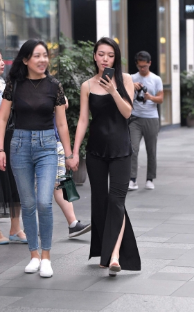 小背心，紧身裤小姐姐 [15P]