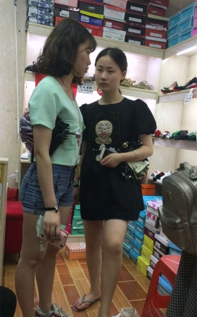 鞋店买鞋的蓝色紧绷牛仔短裤极品短发妹子
