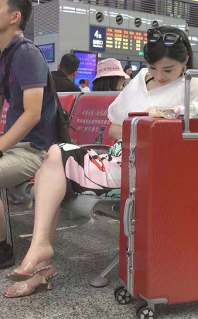 在机场有着一双完美美脚的气质美女小姐姐