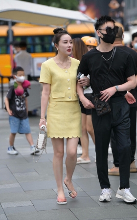 街拍黄色裙白皙美女 [20P]
