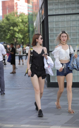 视觉冲击街拍作品 – 热裤闺蜜