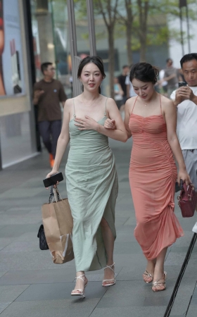 长裙美女姐妹出街 [19P]