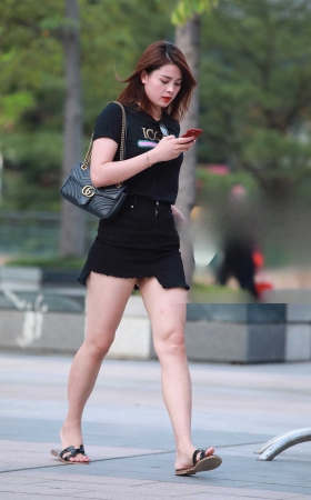 短裙，裸腿，十块钱的拖鞋 [10P]