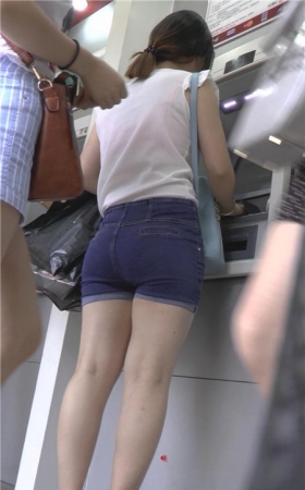 取钱的牛仔短裤妹子