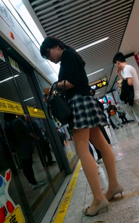 等地铁的靓女