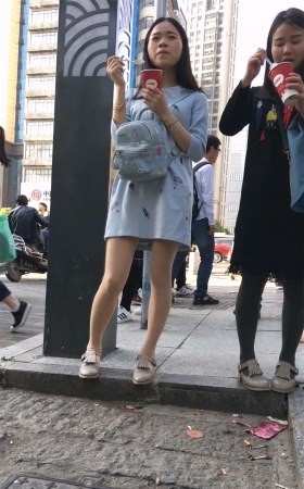 吃东西的女子