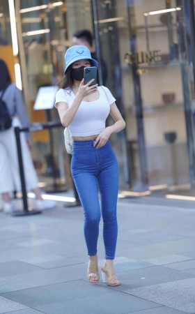 丰满的兰色紧牛美女 [22P]