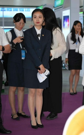 25626-2=42√拿着麦克风的制服职员 9P