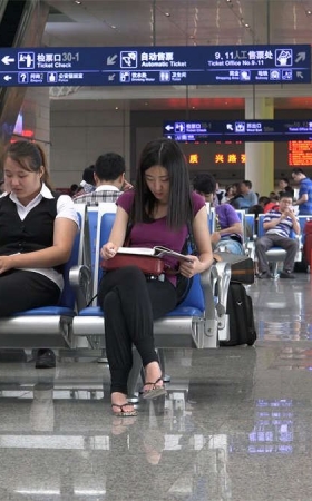 爱学习的美女，候车也要看书