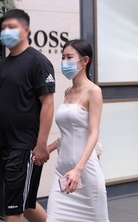 性感白色吊带裙