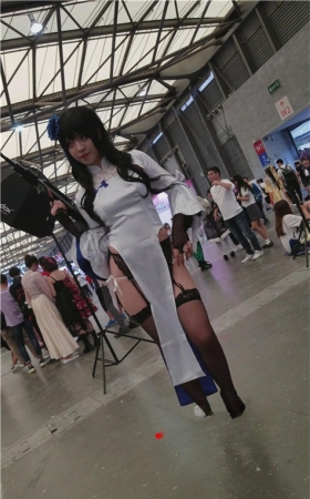 漂亮的黑丝coplay妹子
