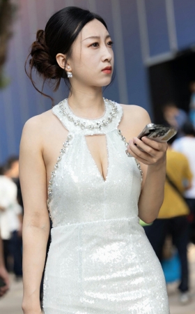 白裙深V酥熊气质美女 [18P]