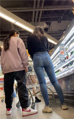 蓝牛紧身圆润美女