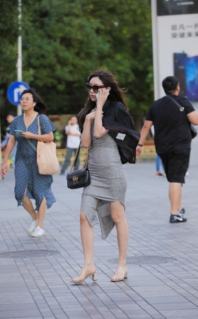 开叉包臀裙女子