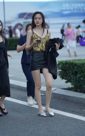 皮短裙高挑美腿美女 [19P]