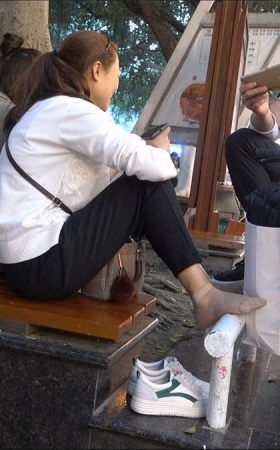 坐在花坛休息的少妇