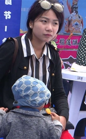 红色裤子高跟裸足美女气质好看