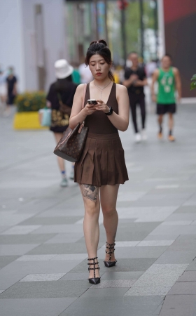 丰厚性感的嘴唇美女 [17P]