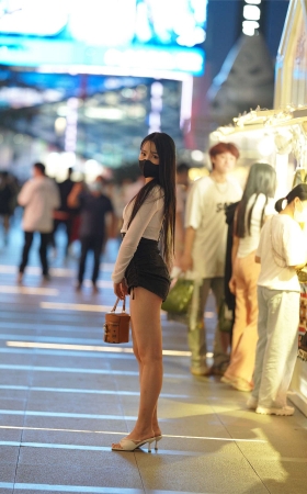 黑白搭配高挑美腿
