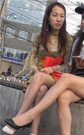 4k-花坛边畅聊的美腿高跟姐妹淘 [1.40 GB]