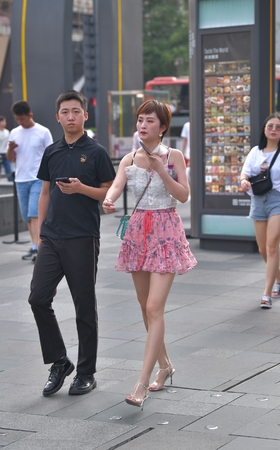 短裙，短发，美腿高跟美女