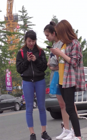 等车的紧身蓝牛双肩包靓丽美女