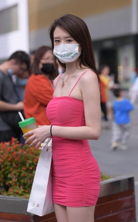 抹胸嫣红包臀裙小姐姐 [26P]