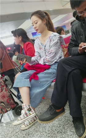 玩手机的漂亮女孩