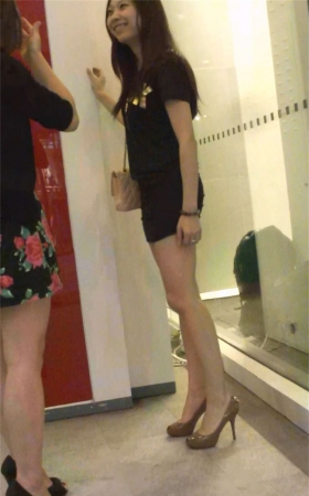 性感包臀短裙美女，美腿很美