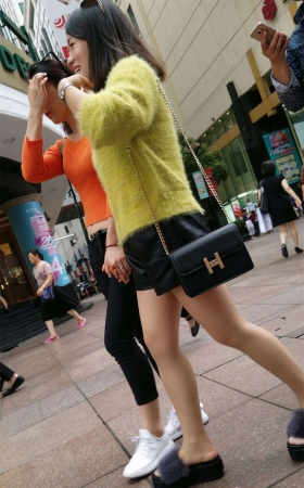 丝袜黄色毛衣美眉