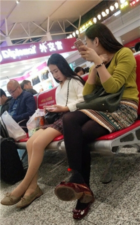 玩手机的黑丝美腿