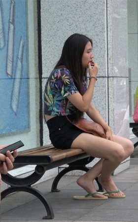 等男友的人字拖美女