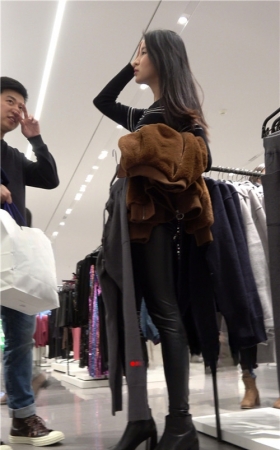 选衣服的紧身皮裤美女《一》