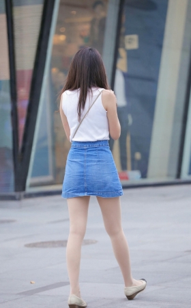 街拍牛仔裙丝腿小妹 [14P]